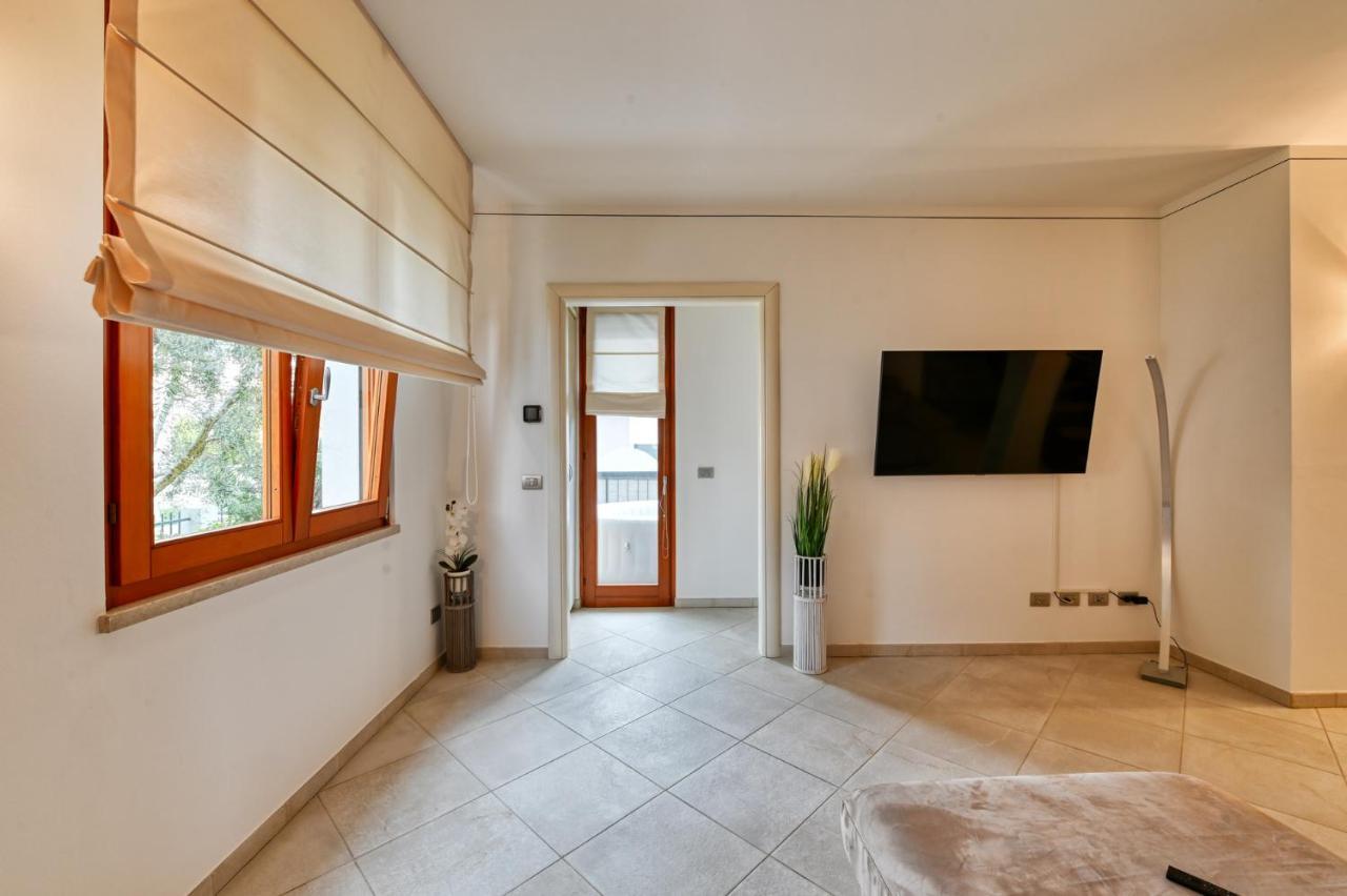Pearl House - Sirmione Holiday - Jacuzzi Privata מראה חיצוני תמונה